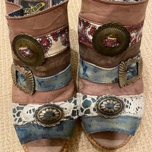 Free bird Buddha mules size 8